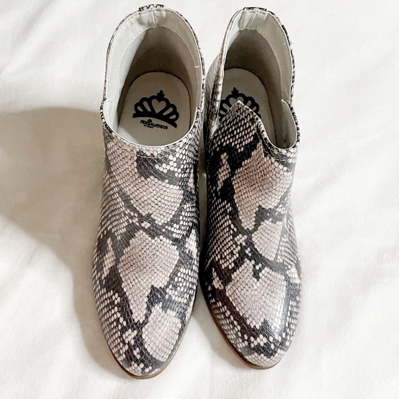 Fergalicious snakeskin ankle boots - Picture 2 of 8